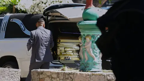 El féretro del líder del Cártel Jalisco Nueva Generación lució bañado en oro/AP