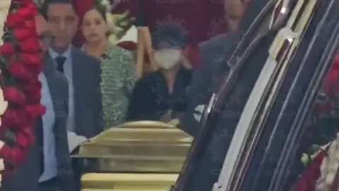 El féretro dorado fue trasladado desde una funeraria en la calle Gigantes hasta el panteón Jardín Recinto de la Paz, en Zapopan./ El Occidental