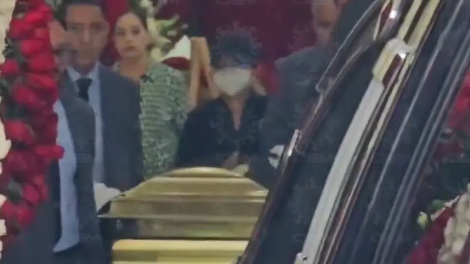 El féretro dorado fue trasladado desde una funeraria en la calle Gigantes hasta el panteón Jardín Recinto de la Paz, en Zapopan./ El Occidental