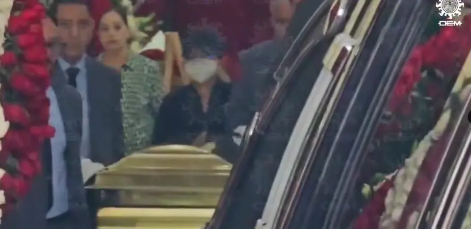 El féretro dorado fue trasladado desde una funeraria en la calle Gigantes hasta el panteón Jardín Recinto de la Paz, en Zapopan./ El Occidental