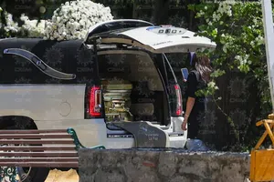 ¿El féretro de “El Mencho” era de oro? Así llegó al panteón de Zapopan en una caja dorada