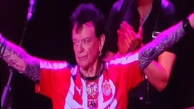 Russell Hitchcock de Air Supply enciende el Auditorio Telmex con la camiseta de Chivas
