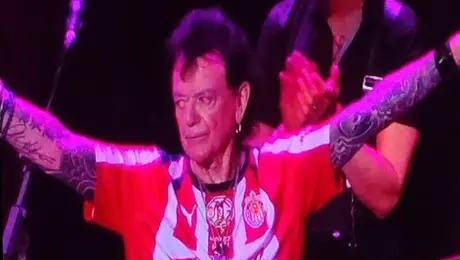 Russell Hitchcock de Air Supply enciende el Auditorio Telmex con la camiseta de Chivas