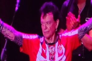 Russell Hitchcock de Air Supply enciende el Auditorio Telmex con la camiseta de Chivas