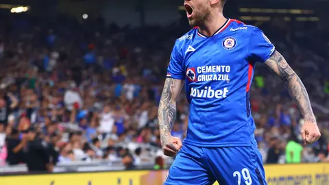 Rotondi festejando en la victoria de Cruz Azul para conseguir el liderato | Imago7