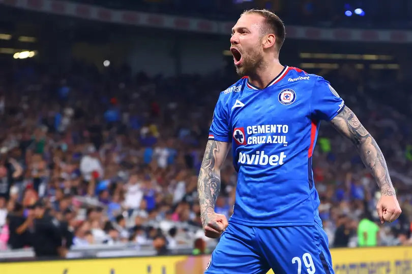 Rotondi festejando en la victoria de Cruz Azul para conseguir el liderato | Imago7