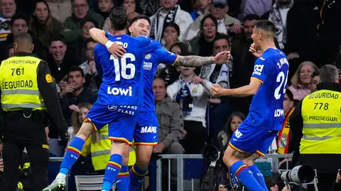 Jugadores de Getafe felicitan a Satriano por su gol en el Santiago Bernabéu | AP