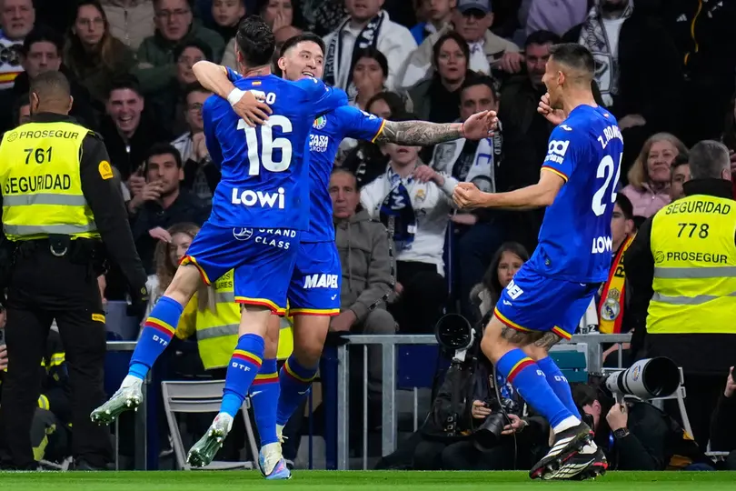 Jugadores de Getafe felicitan a Satriano por su gol en el Santiago Bernabéu | AP