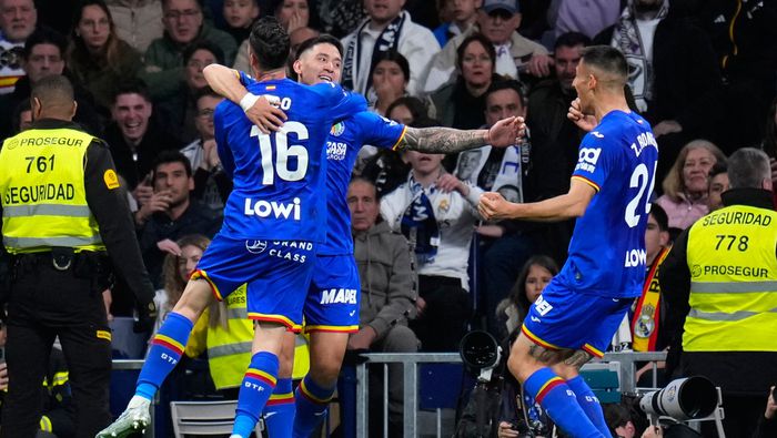 Jugadores de Getafe felicitan a Satriano por su gol en el Santiago Bernabéu | AP