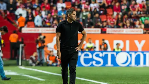 Eduardo Coudet dirigió su última práctica en Alavés y está a un paso de ser el nuevo DT de River
