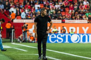 Eduardo Coudet dirigió su última práctica en Alavés y está a un paso de ser el nuevo DT de River