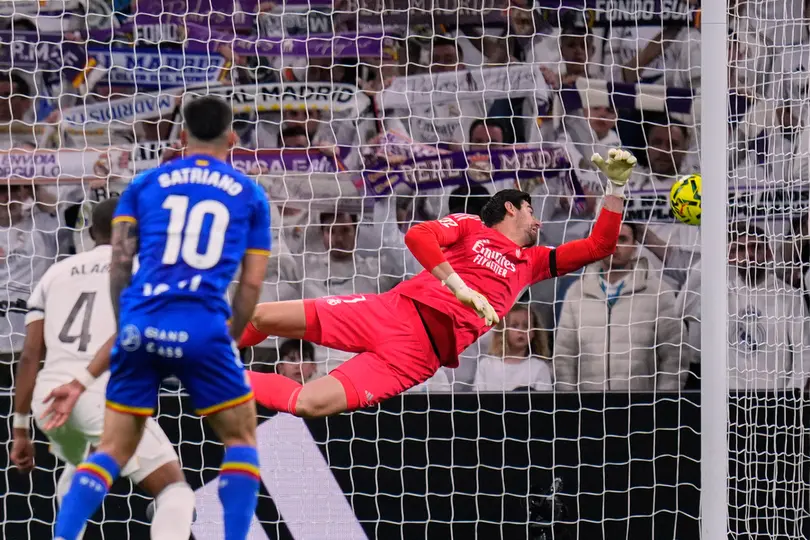 Thibaut Courtois se lanza sin oportunidad ante el disparo de Satriano | AP