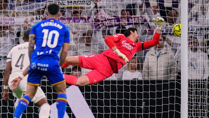 Thibaut Courtois se lanza sin oportunidad ante el disparo de Satriano | AP