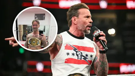 CM Punk al estilo “Becky Two Belts”: la imagen que revive una postal histórica en WWE