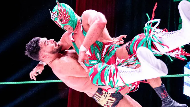 El Grande Americano atacando a Ethan Page | wwe.com