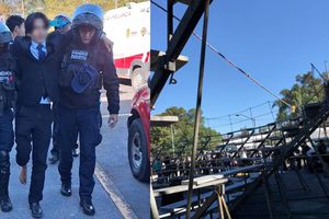 VIDEO: ¡Otra vez! Estudiantes de Universidad Veracruzana caen de gradas durante foto de graduación