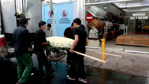Hasta la funeraria llegaron muchas coronas de flores, varias de ellas dedicadas al Mencho/AFP