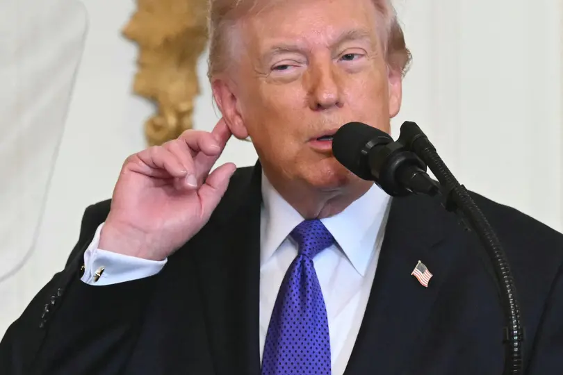 La marca roja visible en el cuello de Donald Trump llamó la atención durante su reciente aparición pública y generó especulación en redes sociales sobre su estado de salud./ AFP