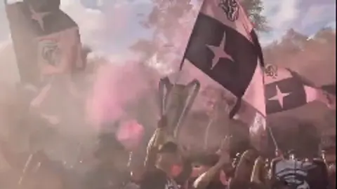 Ondeada de bandera del equipo de Messi l CAPTURA