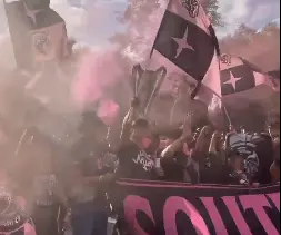 Ondeada de bandera del equipo de Messi l CAPTURA