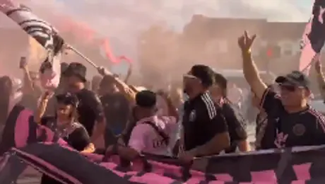 Afición del Inter Miami protagonizan eufórica llegada al Derbi de Florida