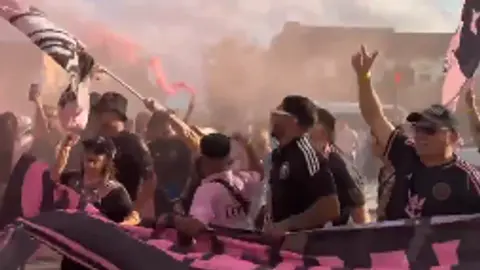 Afición del Inter Miami protagonizan eufórica llegada al Derbi de Florida