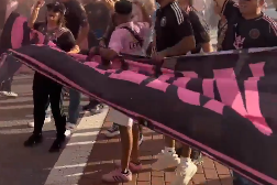 Afición del Inter Miami protagonizan eufórica llegada al Derbi de Florida