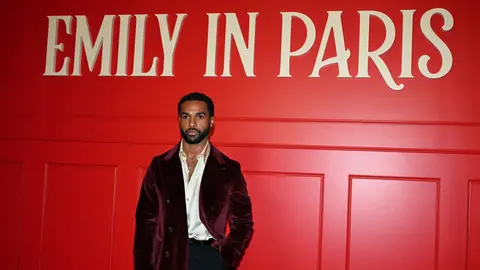 Lucien Laviscount, actor británico conocido por su participación en Emily in Paris, fue vinculado recientemente con Shakira tras la difusión de fotografías que desataron rumores de romance./ AFP