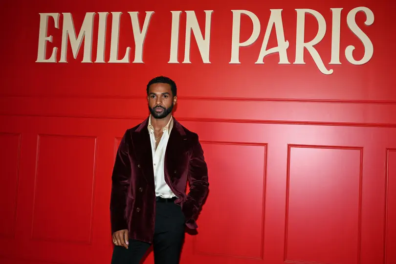 Lucien Laviscount, actor británico conocido por su participación en Emily in Paris, fue vinculado recientemente con Shakira tras la difusión de fotografías que desataron rumores de romance./ AFP