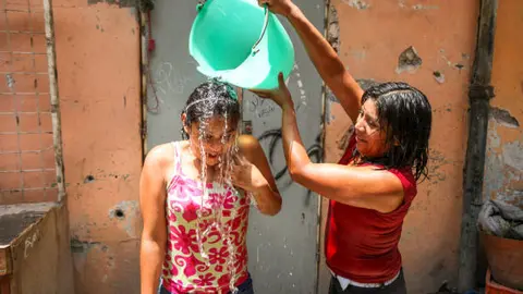 Aventar agua este Sábado de Gloria podría salirte más caro de lo que imaginas. / iStock
