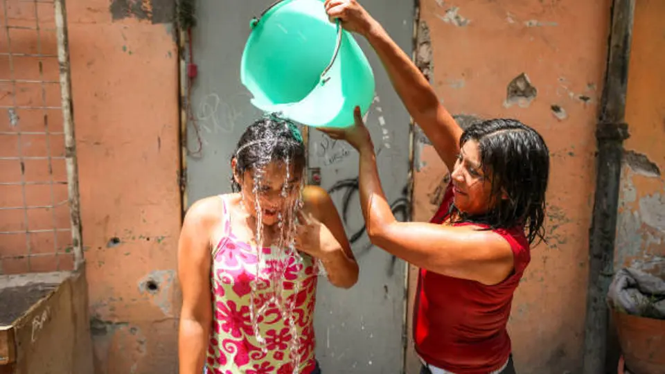 Aventar agua este Sábado de Gloria podría salirte más caro de lo que imaginas. / iStock
