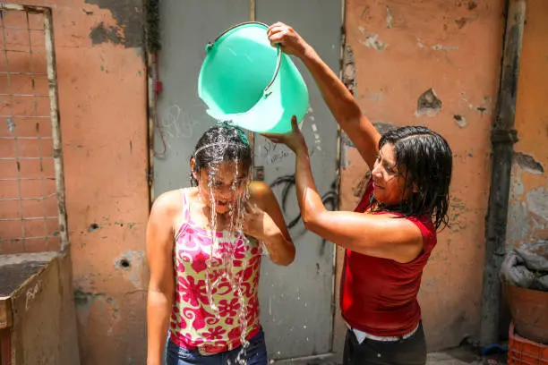 Aventar agua este Sábado de Gloria podría salirte más caro de lo que imaginas. / iStock