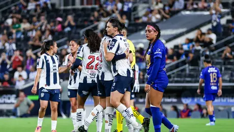 ¡Más líderes que nunca! Rayadas aplasta a Pumas y reafirma el liderato