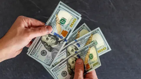 El peso ligeramente gana terreno frente al dólar | FREEPIK