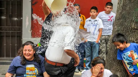 Tirar agua en la calle ya no es juego: las multas pueden superar los 300 mil pesos. / iStock