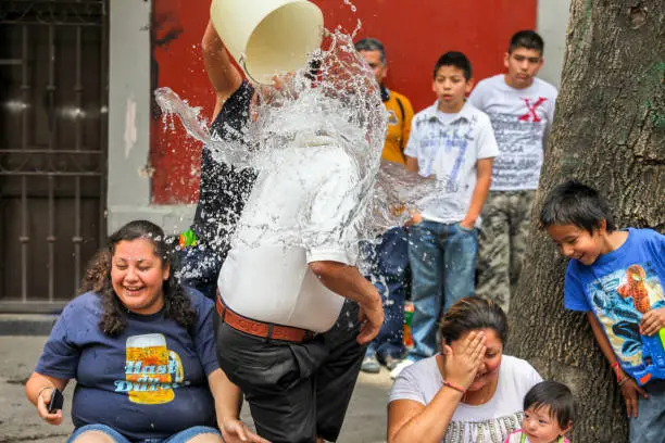 Tirar agua en la calle ya no es juego: las multas pueden superar los 300 mil pesos. / iStock