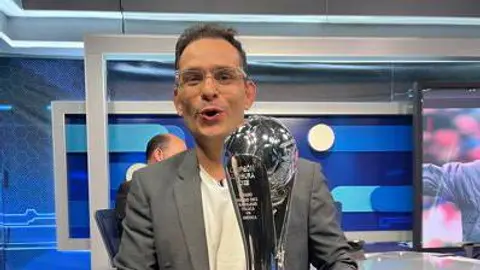 Gustavo Mendoza sostiene el trofeo de Liga MX l X: @GusMenTV