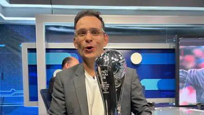 Gustavo Mendoza sostiene el trofeo de Liga MX l X: @GusMenTV