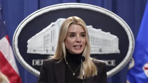 La gestión de Pam Bondi estuvo marcada por críticas y decisiones que generaron tensión política./ AP