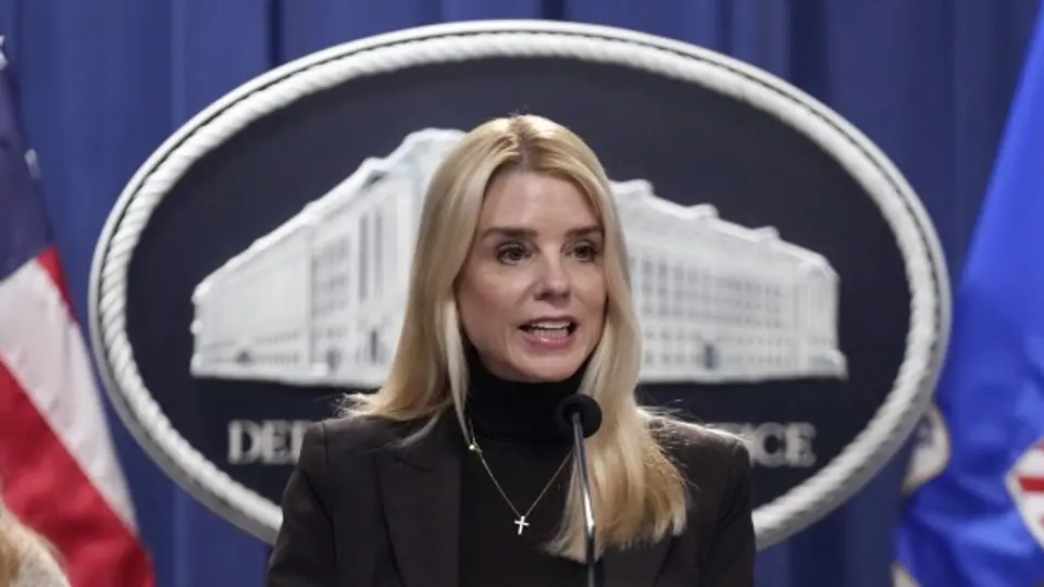 La gestión de Pam Bondi estuvo marcada por críticas y decisiones que generaron tensión política./ AP