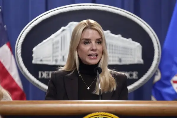 La gestión de Pam Bondi estuvo marcada por críticas y decisiones que generaron tensión política./ AP