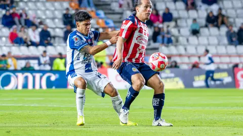 Rubén 'Oso' González controla el balón en un duelo vs Pachuca. l IMAGO7