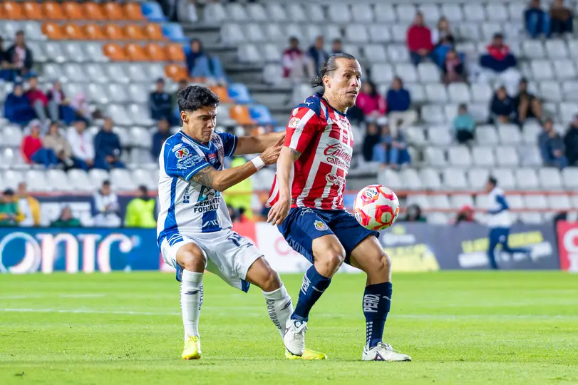 Rubén 'Oso' González controla el balón en un duelo vs Pachuca. l IMAGO7