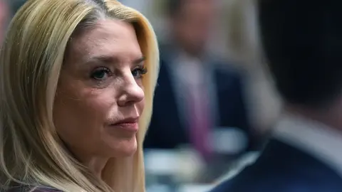 Donald Trump anunció la salida de Pam Bondi en medio de polémicas dentro del Departamento de Justicia./ AP