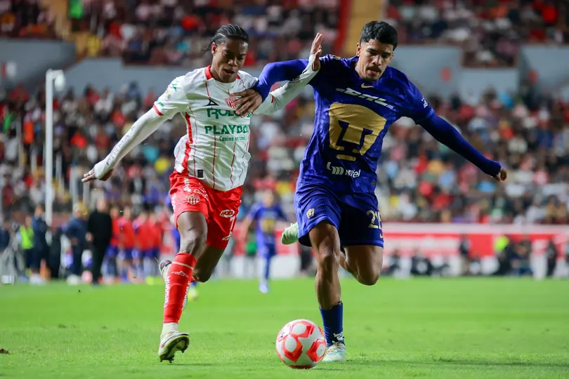 Ángel Azuaje contra Kevin Rosero de Necaxa por el esférico | MEXSPORT
