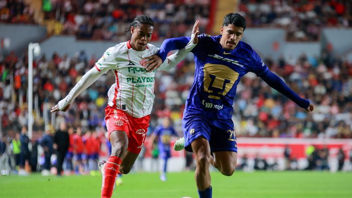Ángel Azuaje contra Kevin Rosero de Necaxa por el esférico | MEXSPORT