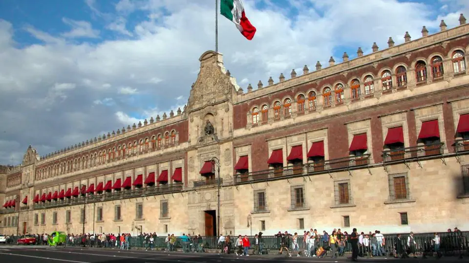 La funcionaria fue captada mientras en la placha del Zócalo había una protesta de maestros / Redes Sociales