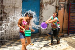 Multas por tirar agua en Sábado de Gloria en CDMX 2026: de cuánto son y qué dice la ley