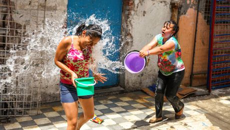 Multas por tirar agua en Sábado de Gloria en CDMX 2026: de cuánto son y qué dice la ley