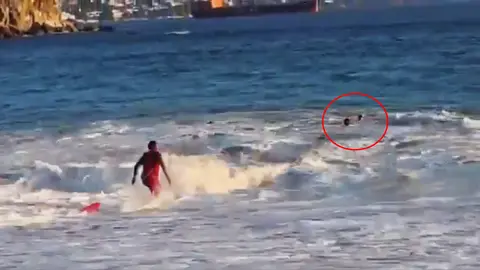 Los rescatistas fueron por los dos turistas al no poder salir por las grandes olas / Redes Sociales